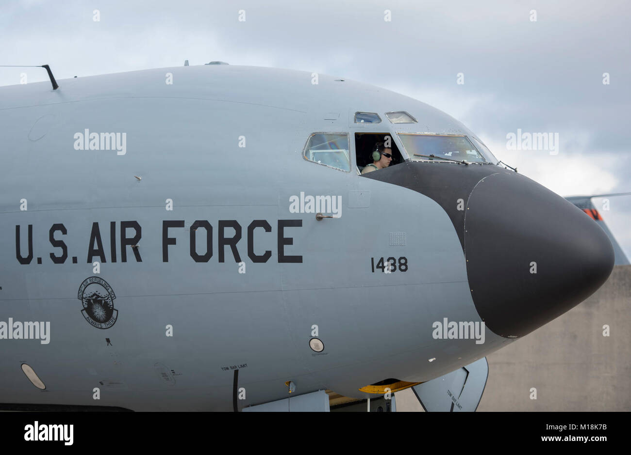 Stati Uniti Air Force Senior Airman Christoffer Horner, 909th Manutenzione aeromobili unità KC-135R capo equipaggio, esegue una alimentazione per gravità il funzionamento controllare gen. 25, 2018 a Kadena Air Base, Giappone. KC-135R Stratotanker equipaggio capi cercare discrepanze come perdite, fumo o danni durante un power-run. (U.S. Air Force Foto Stock