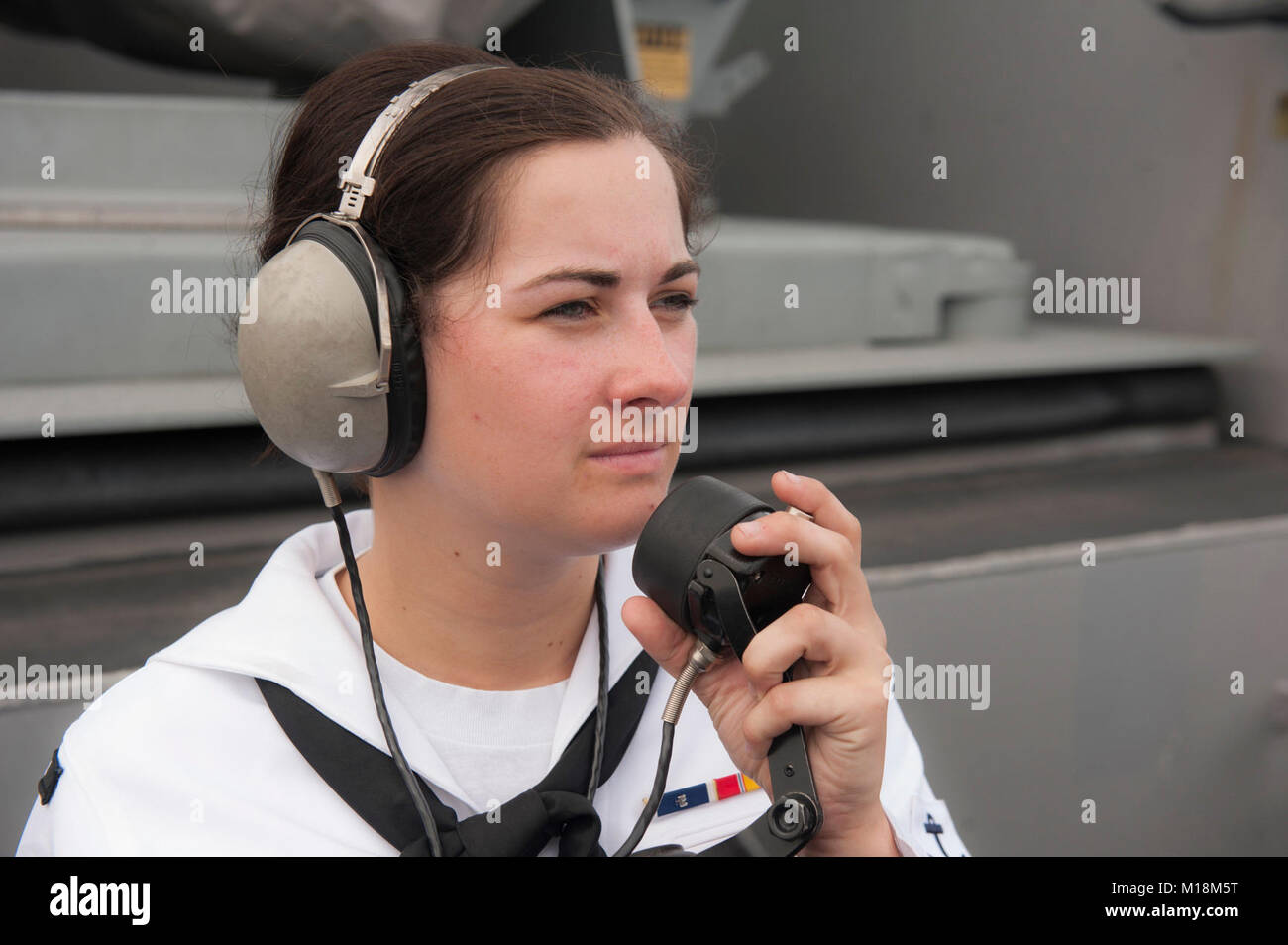 BASE COMUNE DI PEARL HARBOR-HICKAM (GEN. 25, 2018) marinaio Kelsey Lintner, nativo di Weston, Mo., assegnato all'assalto anfibio nave USS America (LHA 6), sorge l'avanti lookout guarda come la nave parte Base comune Harbor-Hickam perla dopo una porta programmata visita. America, parte dell'America anfibio gruppo pronto, con avviato xv Marine Expeditionary Unit, è di ritorno da 7 mesi di distribuzione per gli Stati Uniti 3a, 5 e 7 settori della flotta delle operazioni. (U.S. Navy Foto Stock
