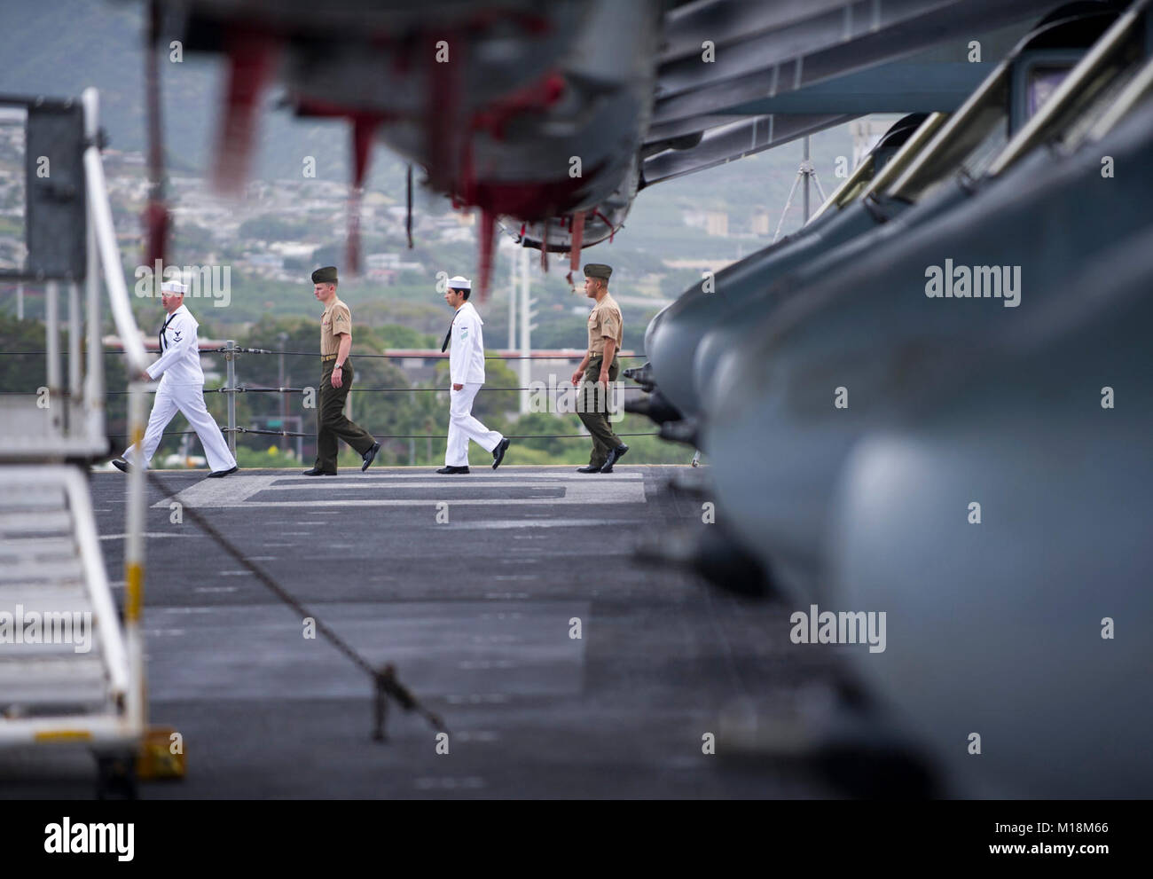 BASE COMUNE DI PEARL HARBOR-HICKAM (GEN. 25, 2018) Marinai e Marines a bordo dell'assalto anfibio nave USS America (LHA 6) preparare all'uomo le rotaie come la nave parte Base comune Harbor-Hickam perla dopo una porta programmata visita. America, parte dell'America anfibio gruppo pronto, con avviato xv Marine Expeditionary Unit, è di ritorno da 7 mesi di distribuzione per gli Stati Uniti 3a, 5 e 7 settori della flotta delle operazioni. (U.S. Navy Foto Stock