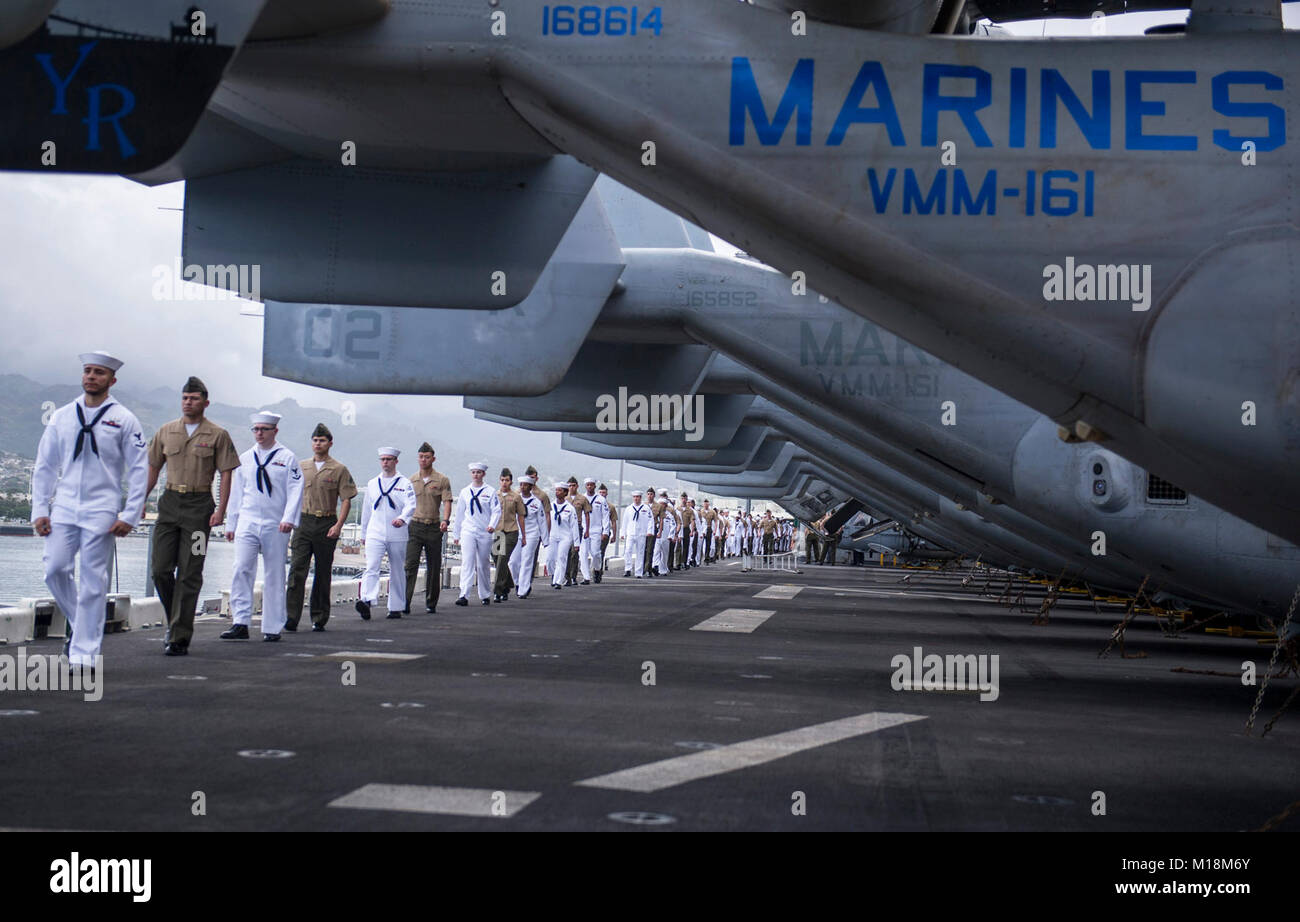 PEARL HARBOR (GEN. 25, 2018) Marinai e Marines assegnato all'assalto anfibio nave USS America (LHA 6) protetto da manning le rotaie come la nave parte Base comune Harbor-Hickam perla dopo una porta programmata visita. America e il suo pronto anfibio gruppo sono di ritorno da 7 mesi di distribuzione per gli Stati Uniti 3rd, quinto e settimo aree della flotta di funzionamento. (U.S. Navy Foto Stock