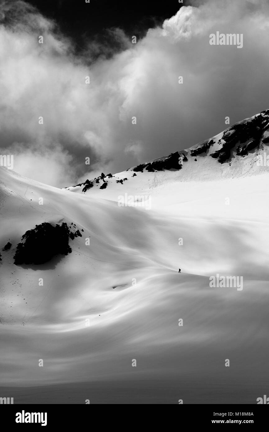 Nuvole pesanti floating overhead a alta altitudine incrocio di 18000 piedi Mayali passano nella regione di uttarakhand dell Himalaya indiano. Nuvole scure do Foto Stock