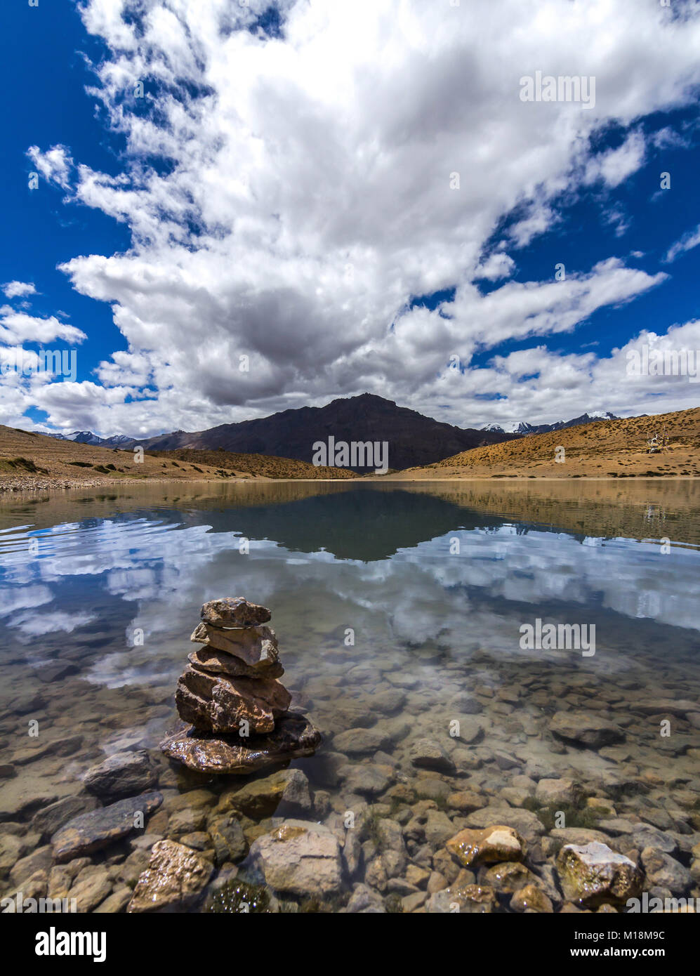 Riflessi nel lago Dhankar con nuvole galleggianti in tutta la valle di Spiti Foto Stock