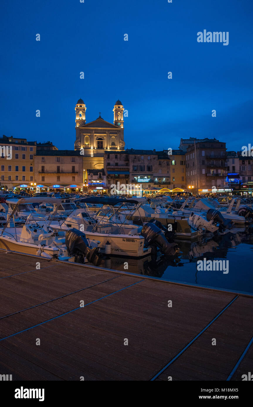 Corsica: la notte skyline di Bastia, la città alla base del Cap Corse, visto dal dock del piccolo porto della città vecchia Foto Stock