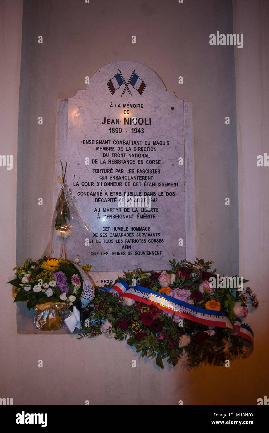 Una lapide commemorativa per il partigiano Jean Nicoli, uno dei principali leader della resistenza in Corsica eseguito in Bastia prima della liberazione Foto Stock