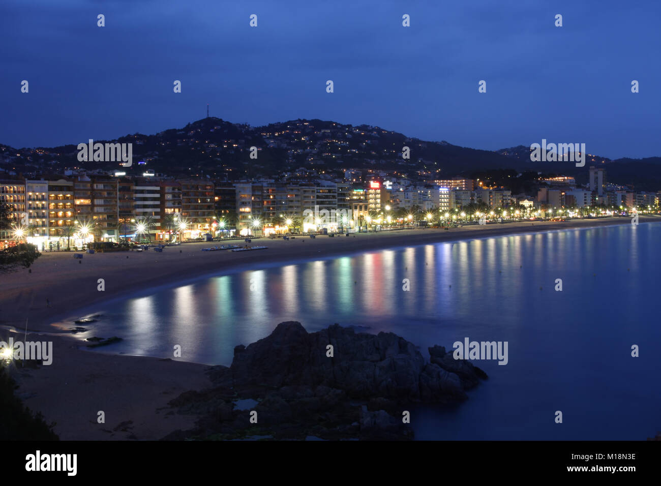 Vista di Lloret de Mar (Spagna) a notte Foto Stock
