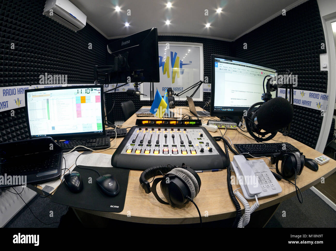 Studio radio. Computer, microfoni e mixer audio pannelli di controllo  preparati per la maratona di radio a Radio Day. Novembre 16, 2017 Foto  stock - Alamy