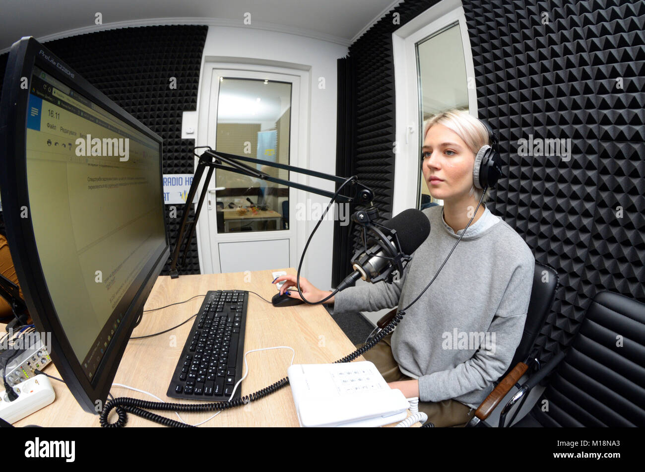 Giornalista broadcasting in corrispondenza di una stazione radio durante la maratona di radio Radio al giorno. Novembre 16, 2017. A Kiev, Ucraina Foto Stock