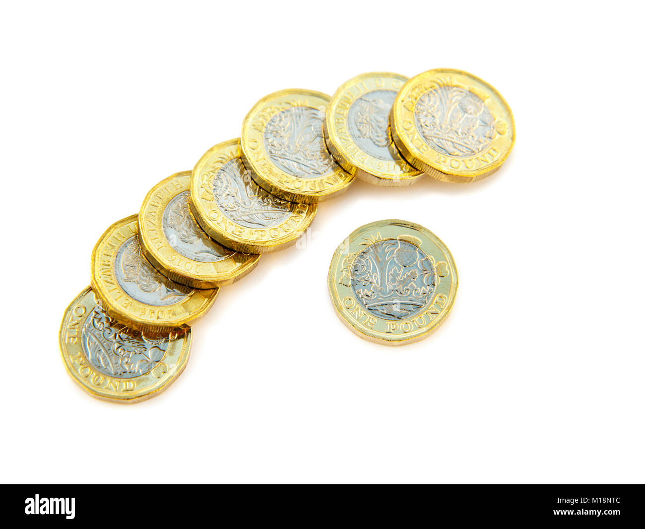 British nuovo 12 lati una libbra di monete £ GBP libbre contanti Sterling denaro UK Gran Bretagna. Intaglio e isolato su uno sfondo bianco Foto Stock