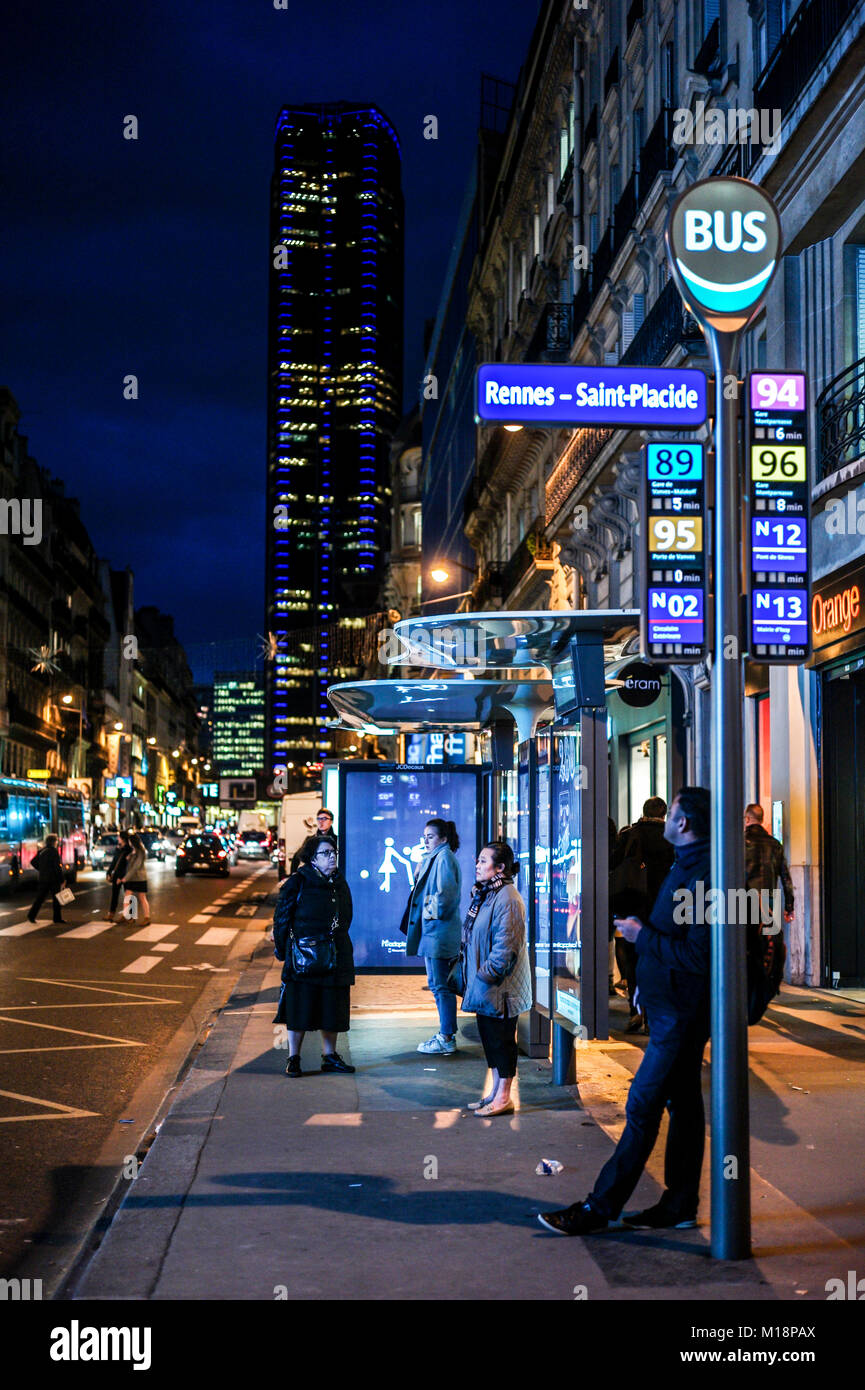 Parigi rue de Rennes e della torre di Montparnasse di notte - Paris Fermata bus - TRASPORTI DI PARIGI - PARIS STREET DI NOTTE - NIGHT BUS PARIGI © Frédéric BEAUMONT Foto Stock