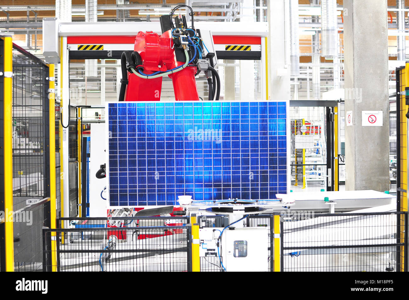 Arbeitsroboter Solarzellenherstellung // pannello solare di automazione in fabbrica Foto Stock