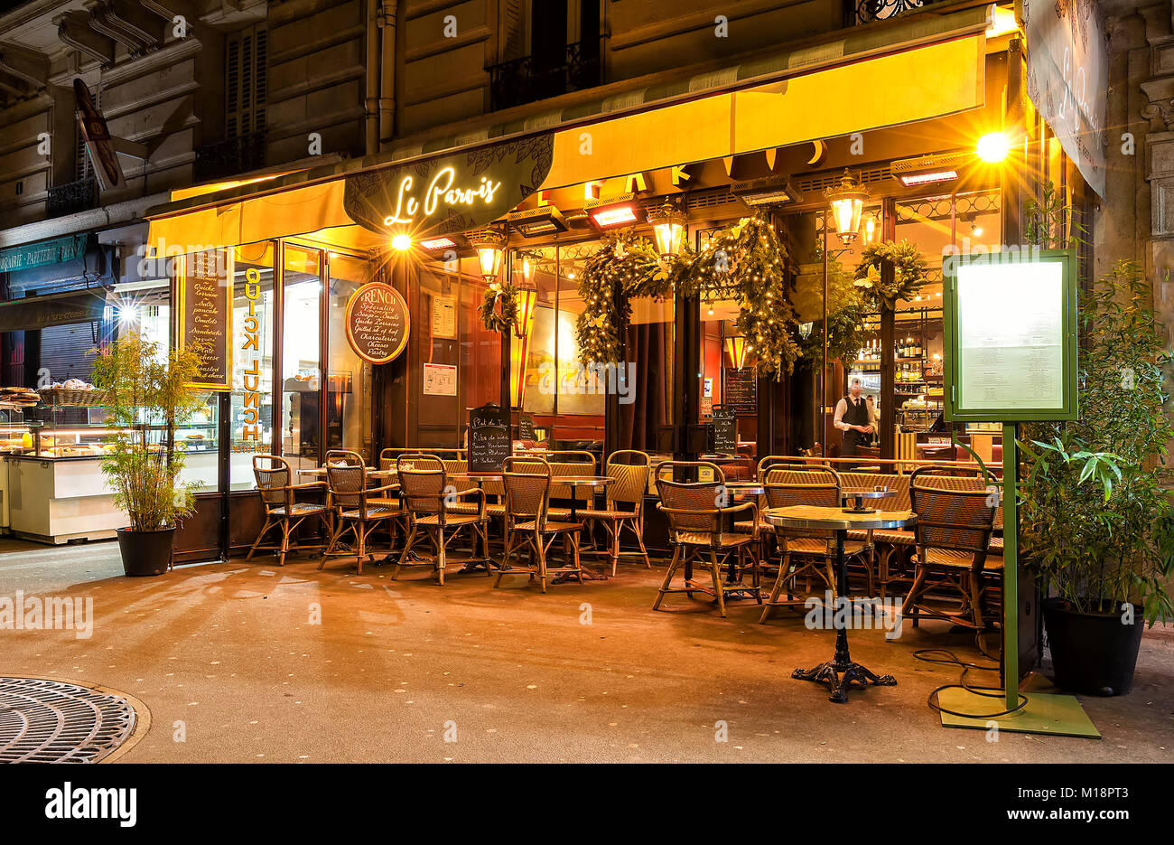 Vista del tipico ristorante parigino Le Parvis situato vicino alla cattedrale di Notre Dame di Parigi, Francia. Foto Stock