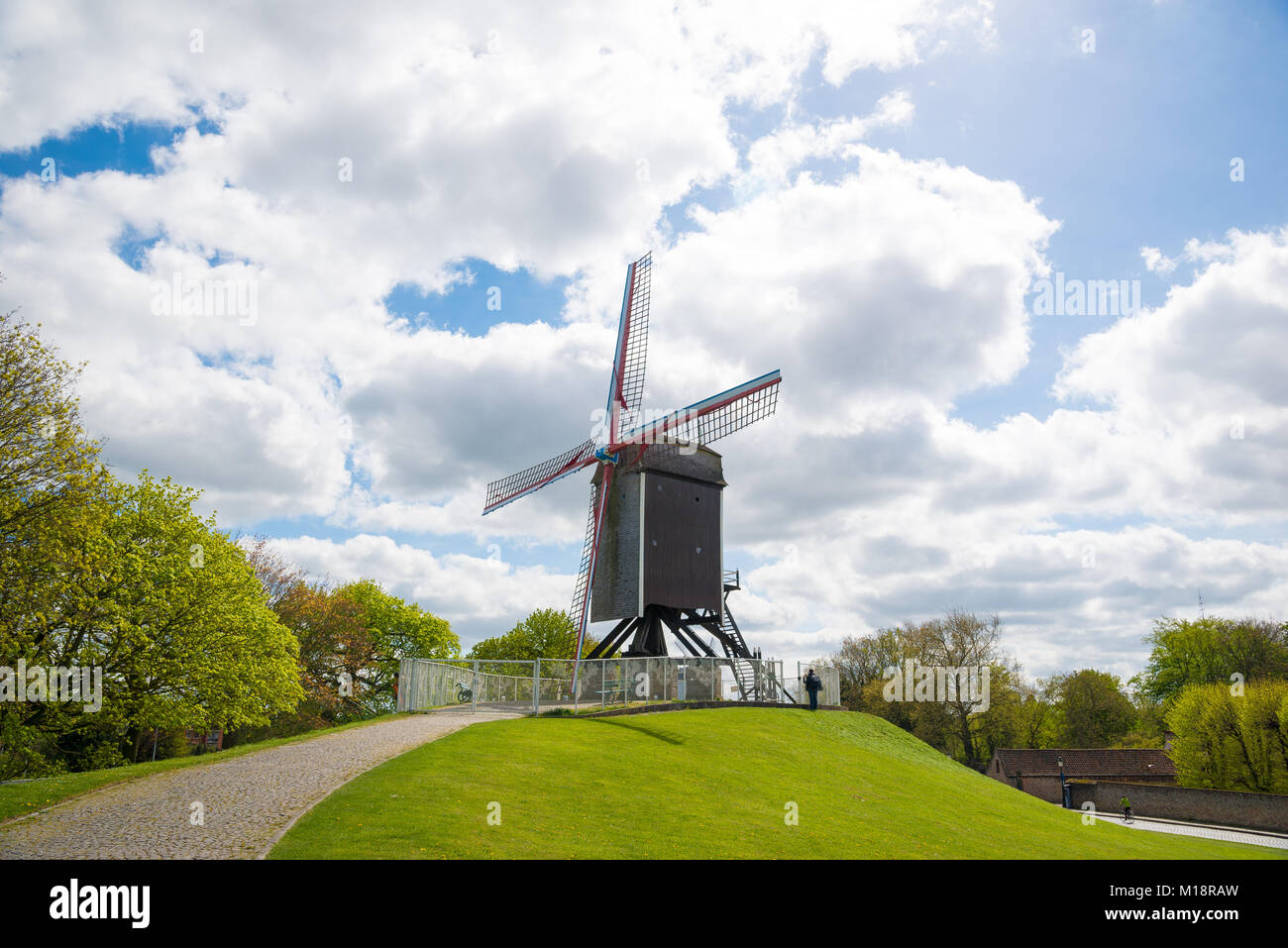 Mulino a vento a Bruges, Nord Europa, Belgio. Edificio storico conservato per il turismo in città, lungo i canali. Foto Stock