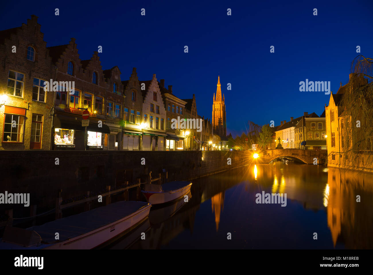 Bruges, Belgio - 18 Aprile 2017: Dijver Canal e la chiesa di Nostra Signora di Bruges, Belgio. Foto Stock