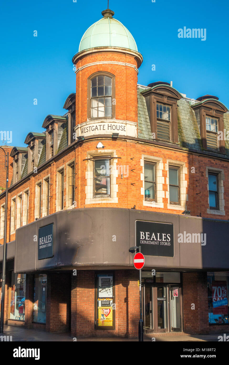 Beales magazzini (vendendo un eclettico mix di prodotti e marchi). Edificio ad angolo in Peterborough city centre, Cambridgeshire, Inghilterra, Regno Unito. Foto Stock