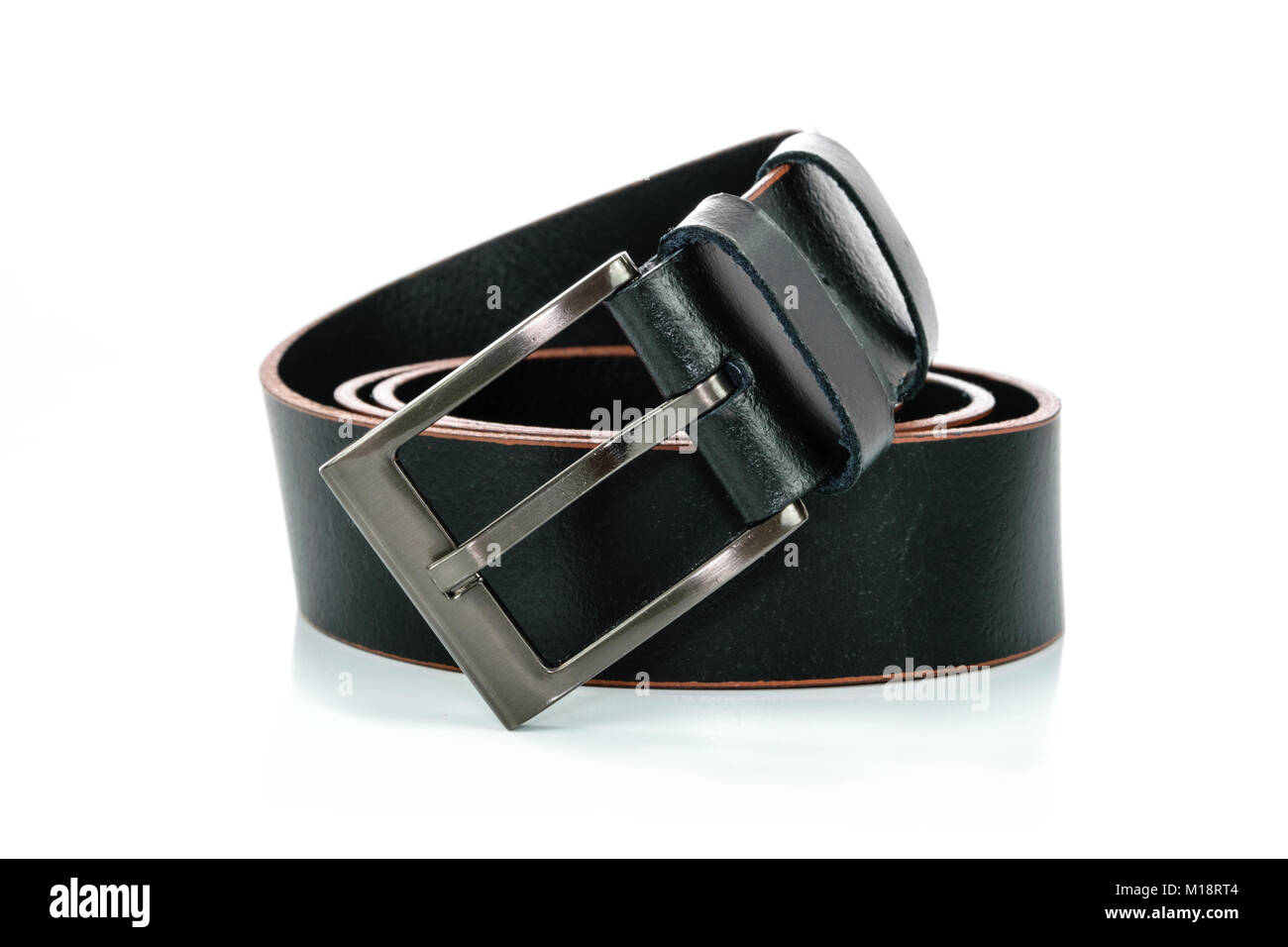 Laminato nero cintura in cuoio con fibbia in metallo isolato su sfondo bianco in close-up Foto Stock