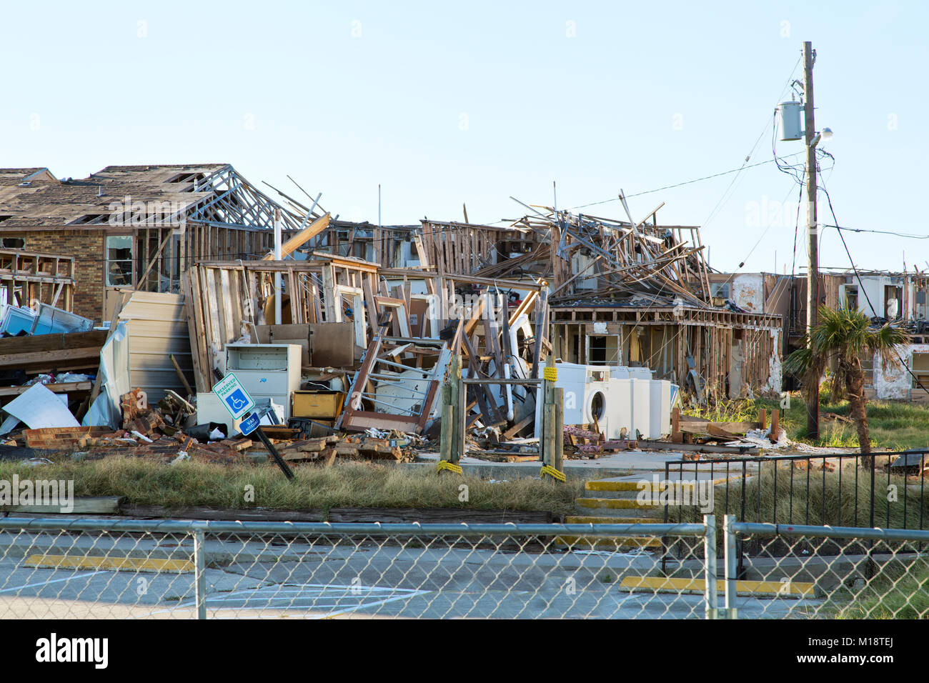 Più unità di complesso di appartamenti totalmente distrutta dall'uragano Harvey, Agosto 2017. Foto Stock