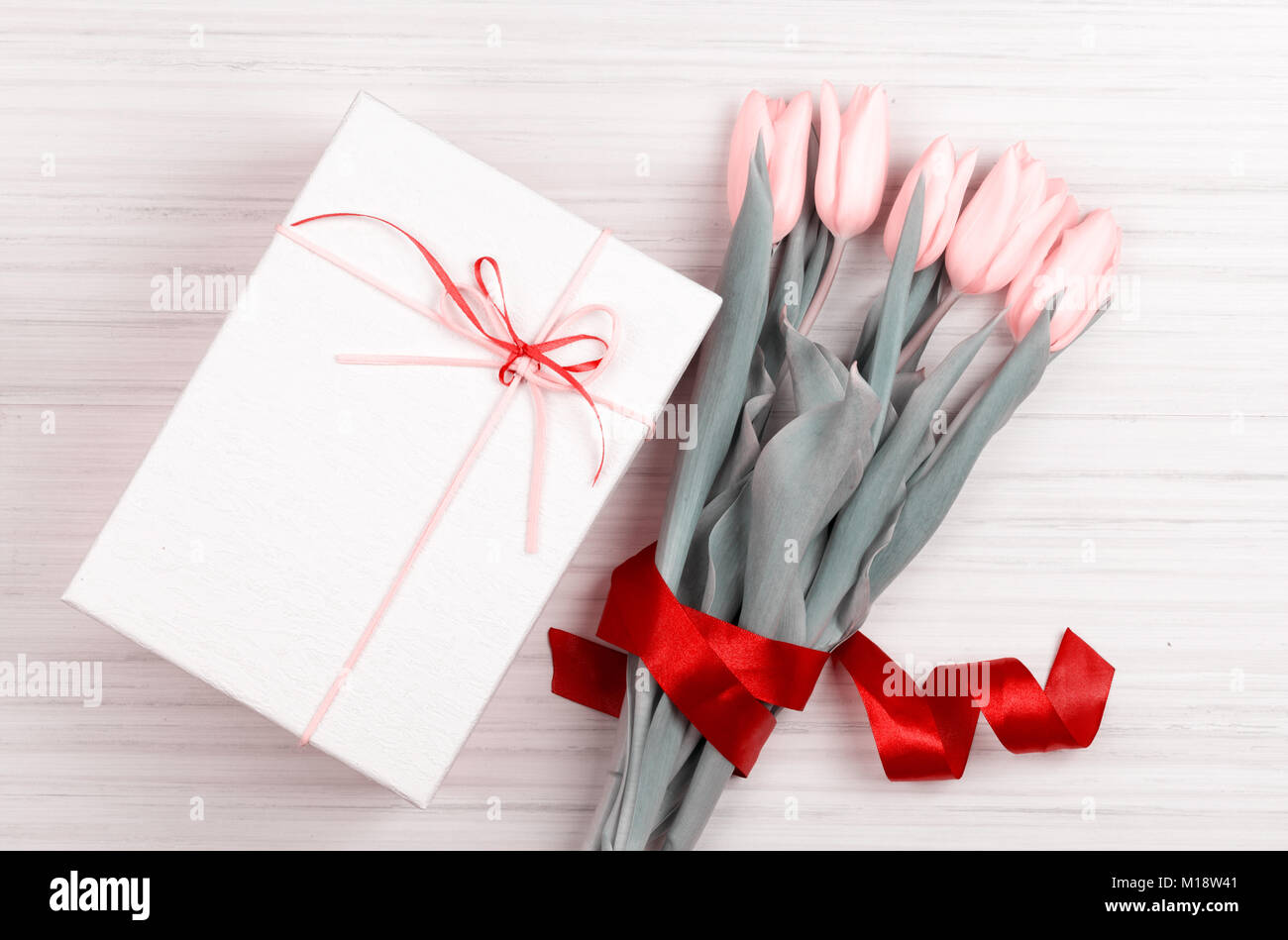 Romantico bouquet di tulipani gialli e scatola regalo bianca con giallo e rosa nastri Foto Stock