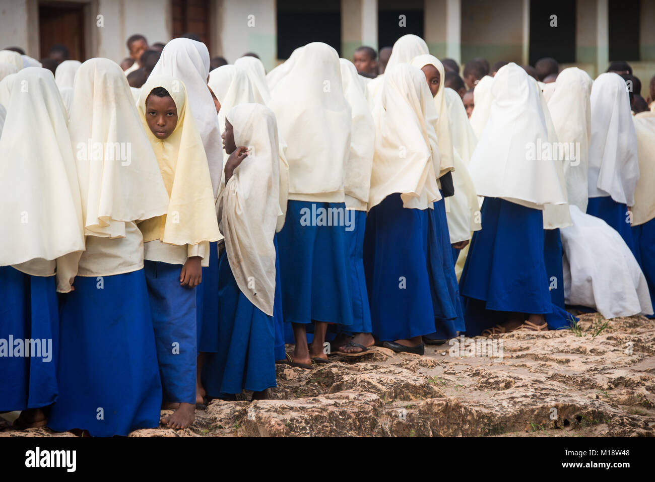 KENDWA, Zanzibar - Jan 10, 2018: studentesse in jihab raccolta su un schoolyard in una mattina, scuola primaria a Kendwa, Zanzibar Foto Stock