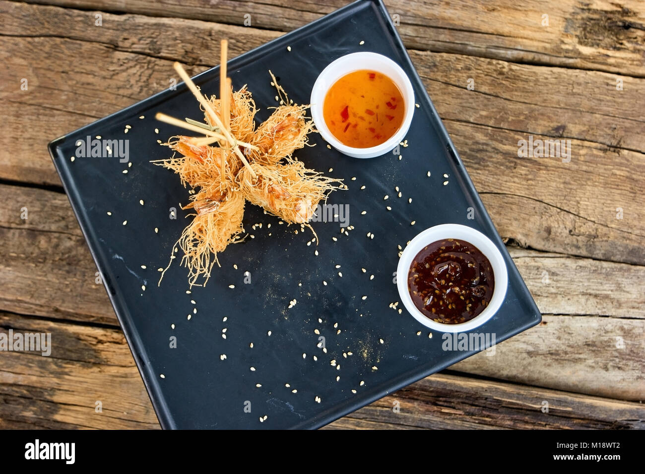 Gamberi Avvolti In Pasta Kataifi E Salse Sulla Piastra Foto Stock Alamy