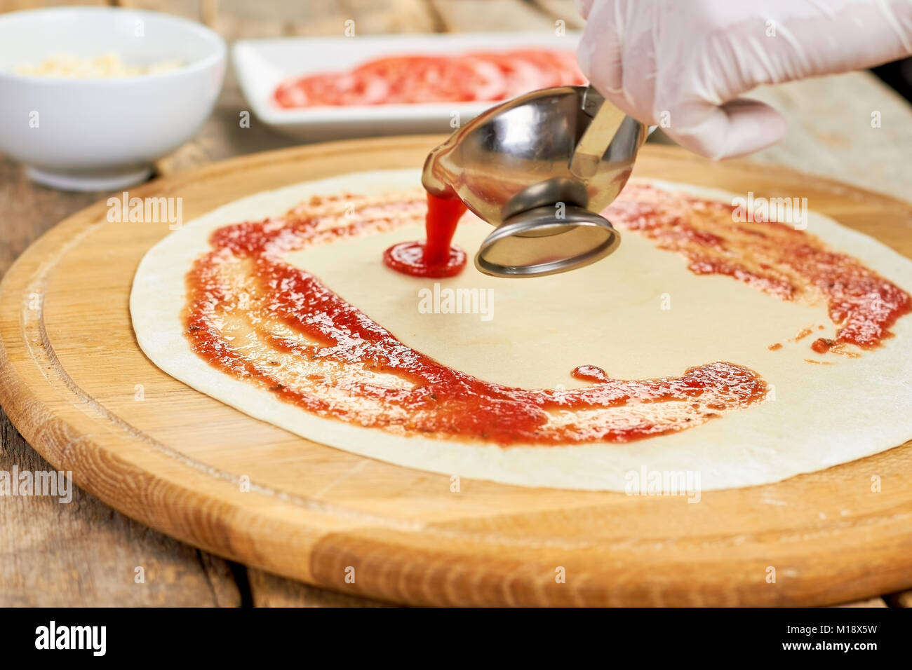 Barca di salsa di versare la salsa di pomodoro. Foto Stock