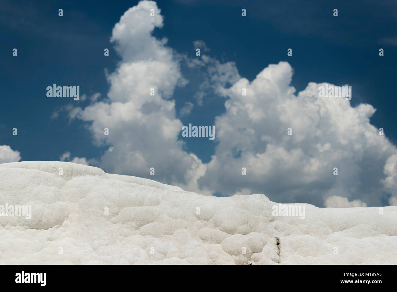 Travertini bianco texture con cielo nuvoloso come il cotone a Pamukkale Denizli in Turchia. Foto Stock