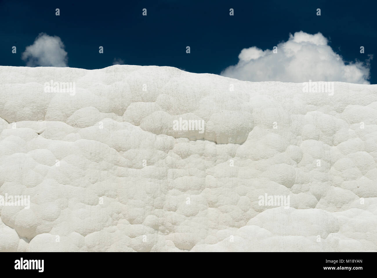 Travertini bianco texture con cielo nuvoloso come il cotone a Pamukkale Denizli in Turchia. Foto Stock