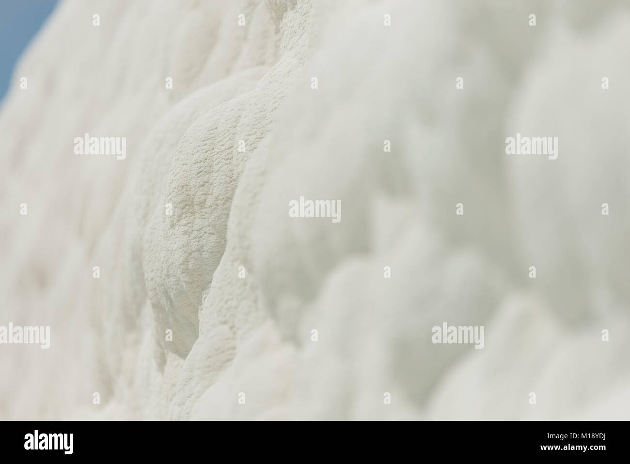 Travertini bianco texture come il cotone a Pamukkale Denizli in Turchia. Foto Stock