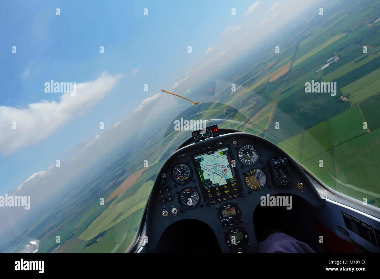 I piloti hanno una vista a occhio del quadro strumenti moderno in un Schemmp Hirth Duo Discus ad alte prestazioni con aliante a due posti che thermalling sul Regno Unito. Foto Stock