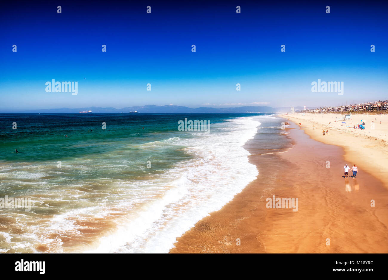 L'oceano pacifico onde che si infrangono sulla spiaggia di Manhattan california sulla costa occidentale. Foto Stock