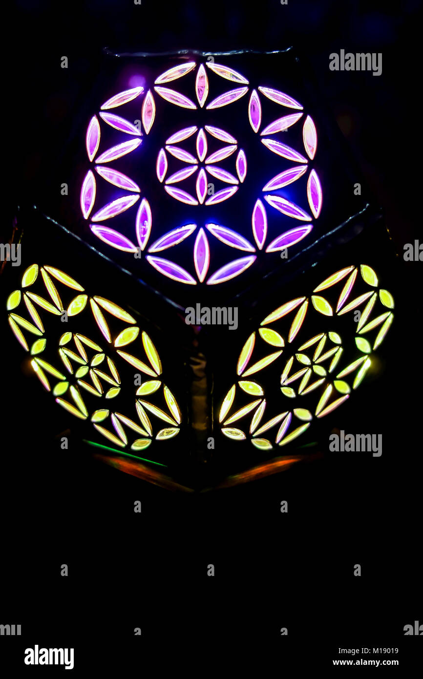 Londra, UK-22 JAN 2018: Velocità della vita con inserti in acrilico da luci ambra UK è una lampada colorata sul display al Canary Wharf è l'inverno Festi luci Foto Stock