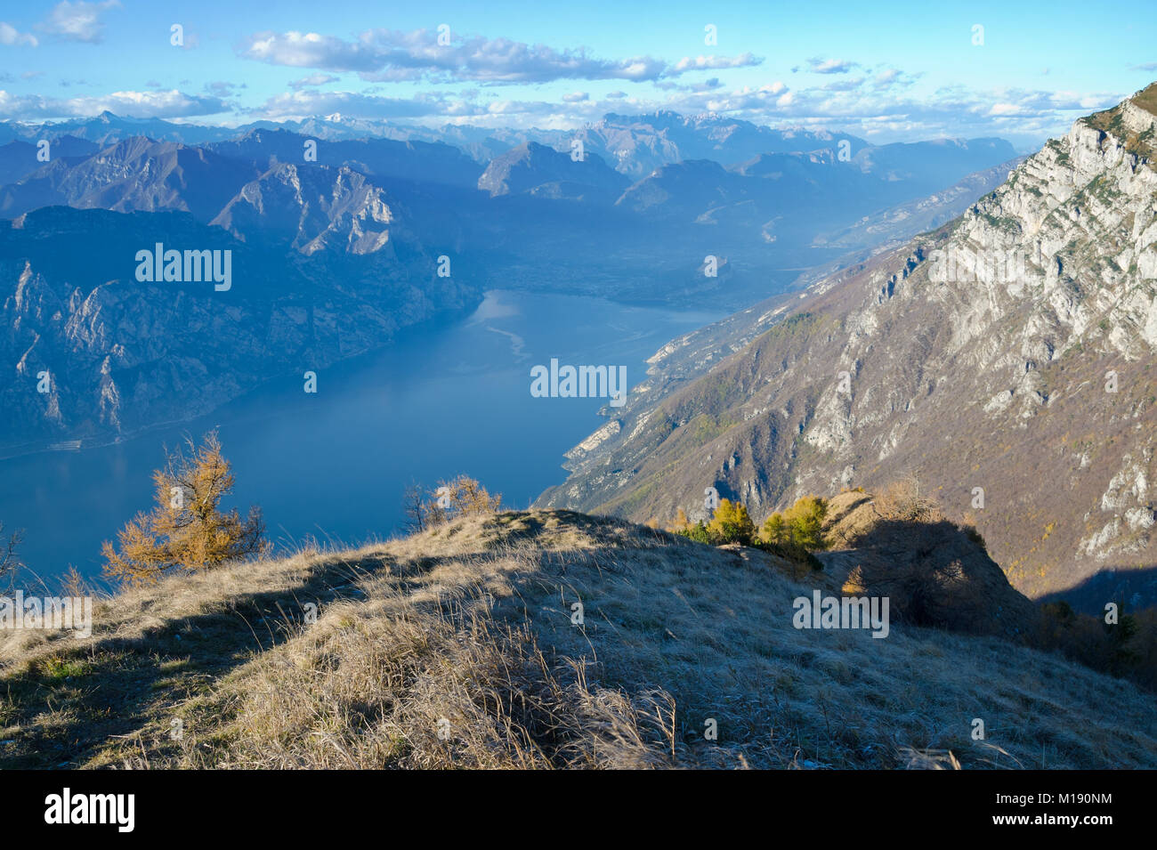 Una vista in tutto il nord del Lago di Garda, dal punto di vista teh sul Monte Baldo il 27 ottobre 2017. Un albero di ombra dall'incombente montagna cade acros Foto Stock