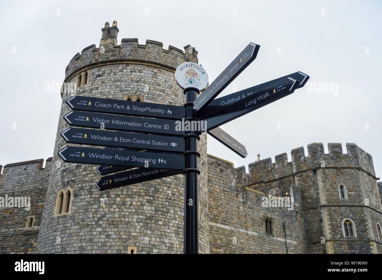 Un cartello davanti al Castello di Windsor fornisce indicazioni ai turisti. Foto Stock