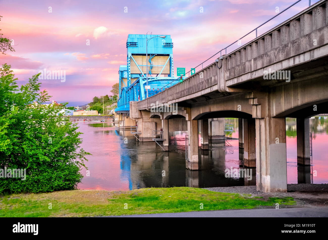 Lewiston - Clarkston blue bridge contro il cielo con le Nuvole rosa Foto Stock