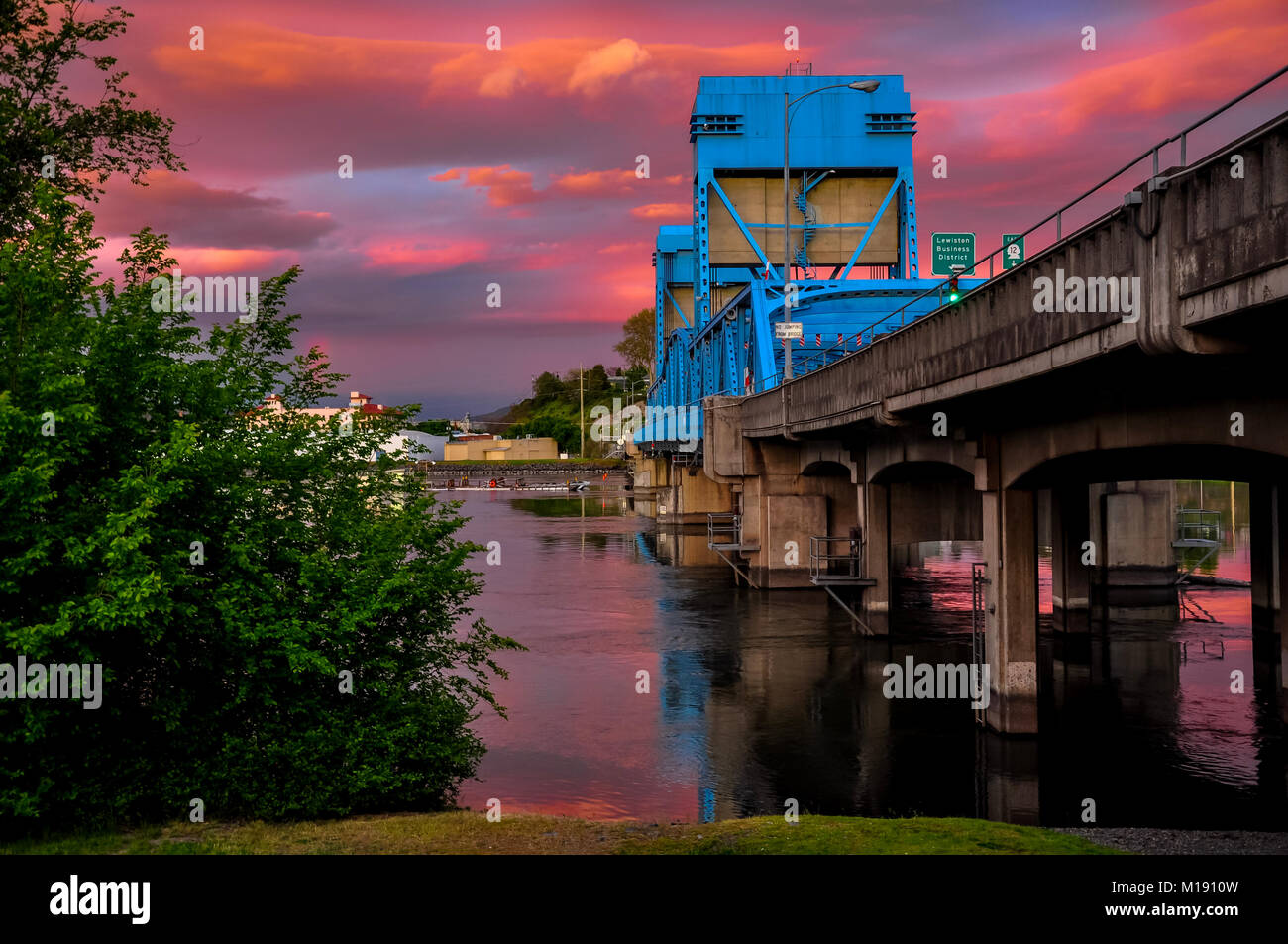 Lewiston - Clarkston blue bridge contro vibrante twilight sky Foto Stock