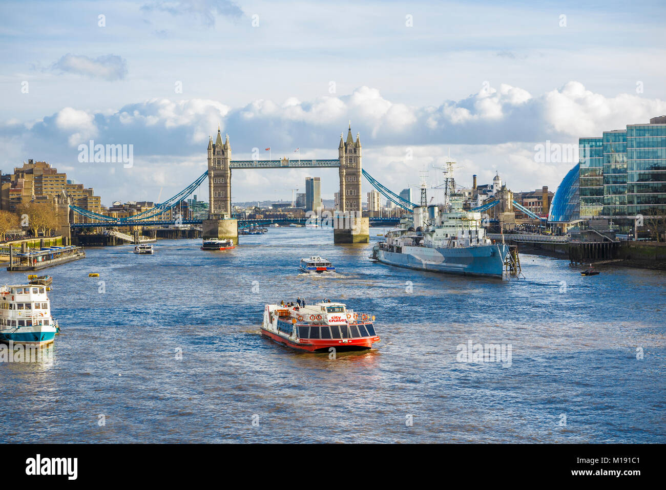 In giro per la capitale: City Cruises piacere di crociera in barca da HMS Belfast nel pool di Londra e al Fiume Tamigi vicino al Tower Bridge, London, Regno Unito Foto Stock