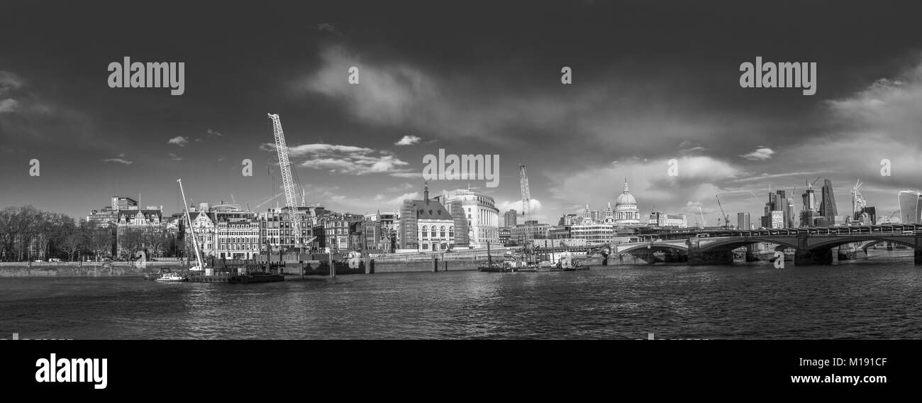 Gru su Blackfriars Bridge foreshore su Victoria Embankment, Londra lavorando per costruire il nuovo Super di fognature e un nuovo molo di Thames Clippers Foto Stock