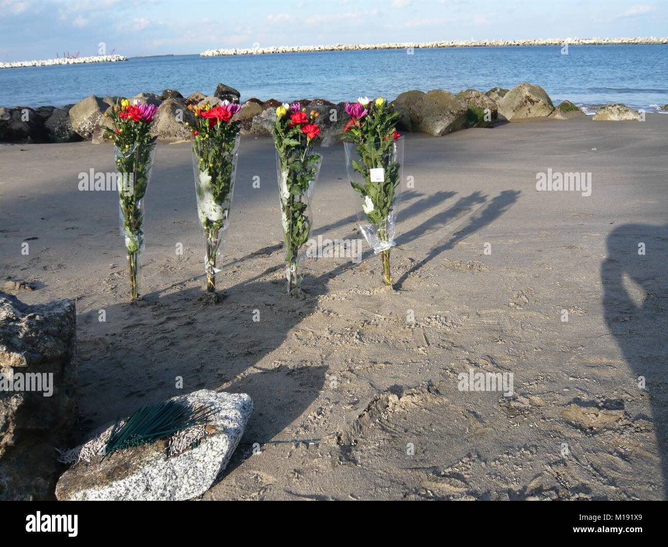 11 marzo 2014, Soma-city, Fukushima, Giappone, in spiaggia Matsukawaura, Soma, Fukushima, Giappone, fiori e incenso posto per ricordare e pregare per le vittime del disastro Tsunami-Earthquake 2011. Foto Stock