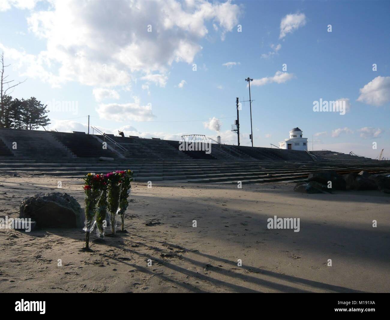 11 marzo 2014, Soma-city, Fukushima, Giappone, in spiaggia Matsukawaura, Soma, Fukushima, Giappone, fiori e incenso posto per ricordare e pregare per le vittime del disastro Tsunami-Earthquake 2011. Foto Stock