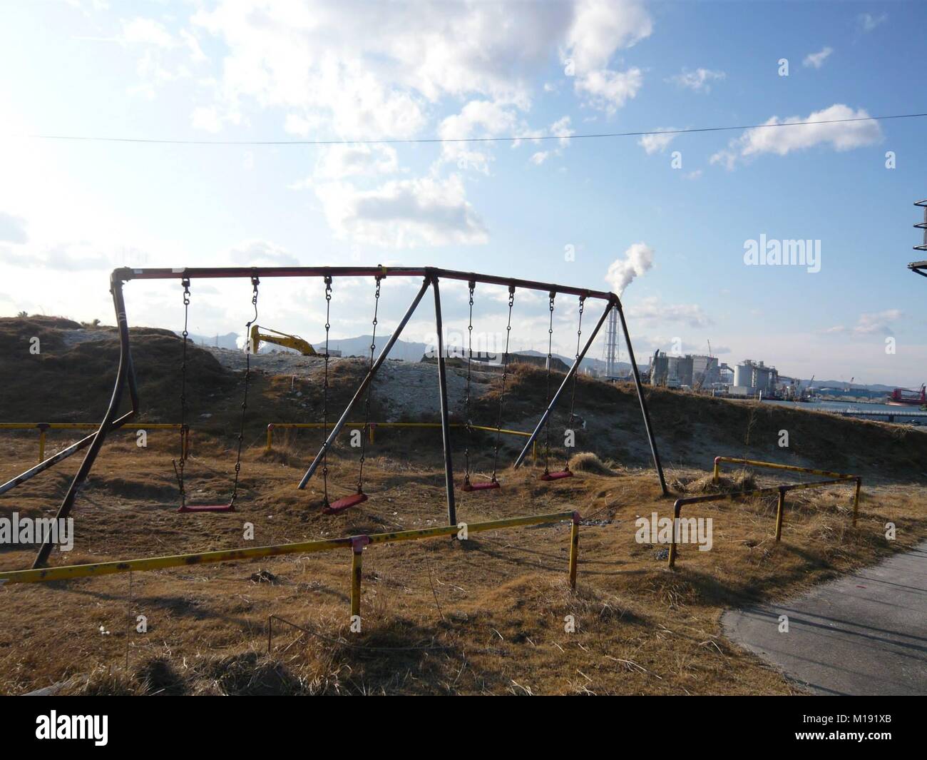 11 marzo 2014, Soma, Fukushima, Giappone, 3 anni dopo Tohoku Earthquake-Tsunami disastro in spiaggia Matsukawaura. Swing nel parco è rimasto arrugginite e la sua pole spezzato come è stato appena prima del disastro. Foto Stock