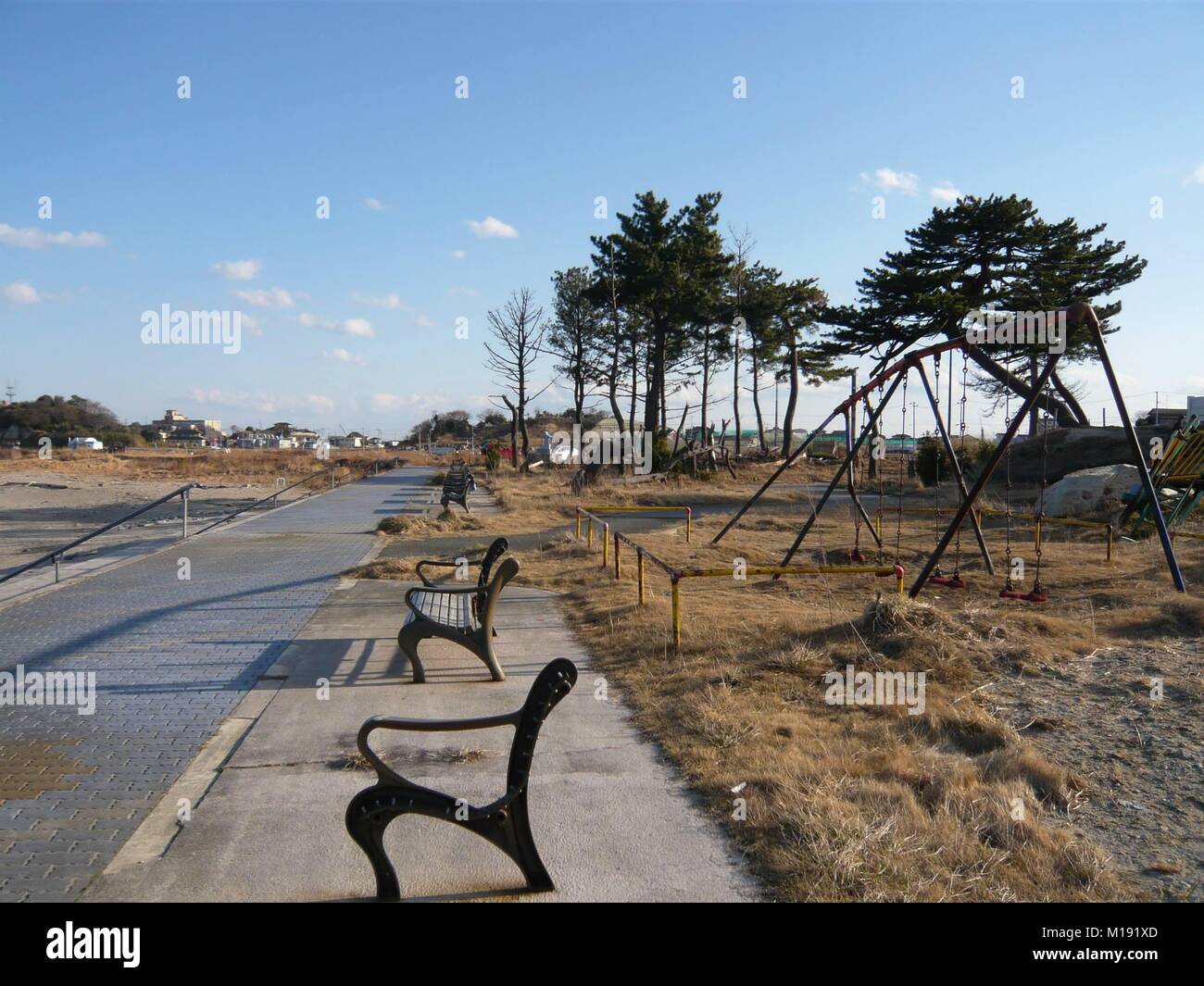 11 marzo 2014, Soma, Fukushima, Giappone, 3 anni dopo Tohoku Earthquake-Tsunami disastro in spiaggia Matsukawaura. Swing nel parco è rimasto arrugginite e la sua pole spezzato come è stato appena prima del disastro. Foto Stock