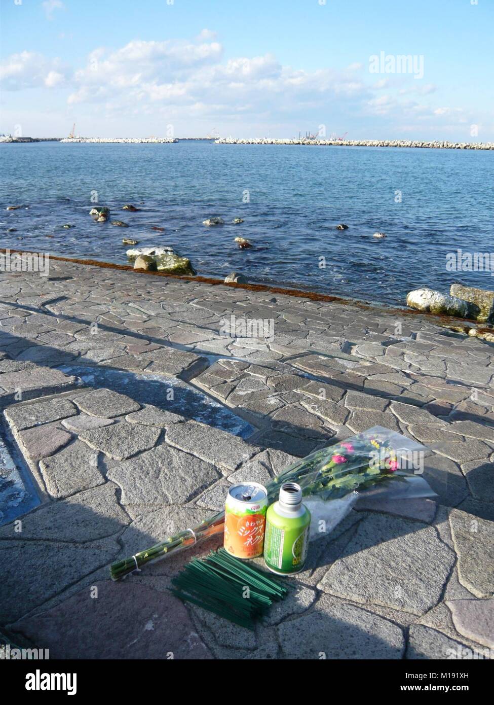 11 marzo 2014, Soma-city, Fukushima, Giappone, in spiaggia Matsukawaura, Soma, Fukushima, Giappone, fiori e incenso posto per ricordare e pregare per le vittime del disastro Tsunami-Earthquake 2011. Foto Stock