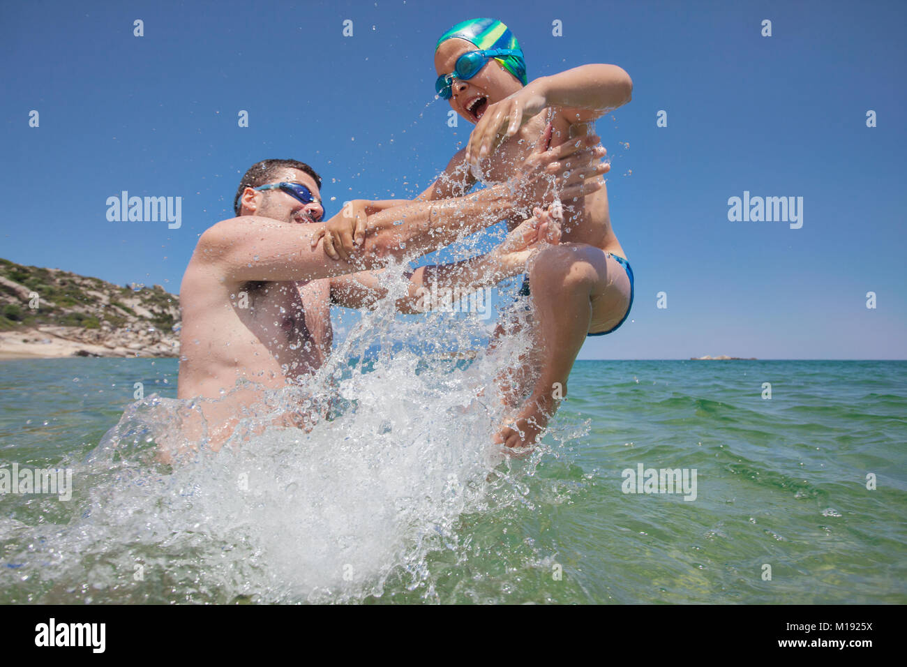 Padre figlio mare divertente Foto Stock