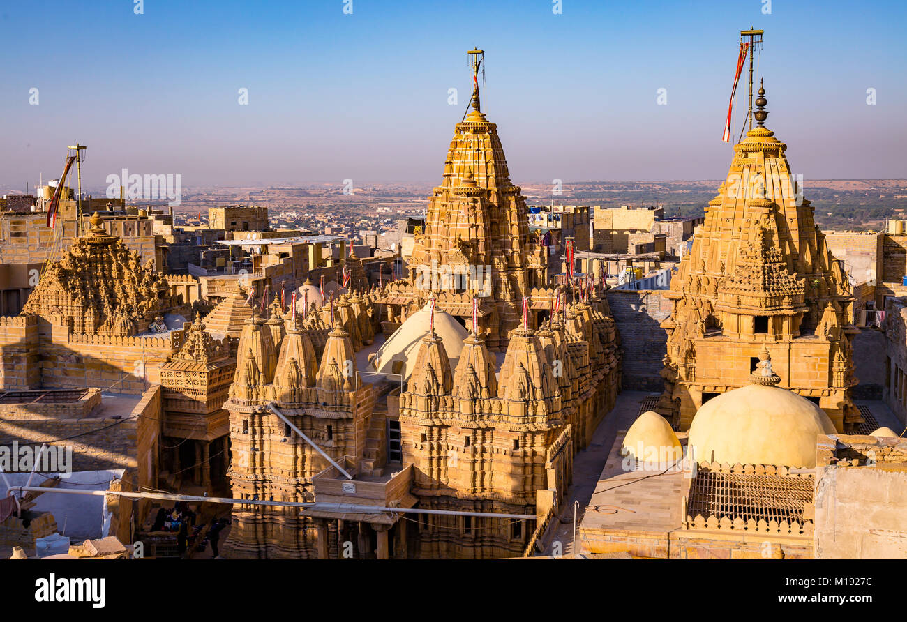 Antichi templi e Jaisalmer cityscape come visto da Jaisalmer Fort Foto Stock