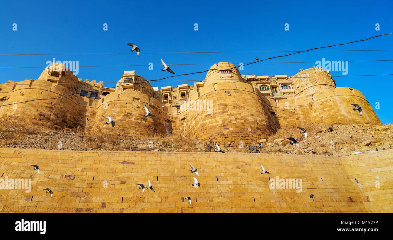 Storico Fort Jaisalmer realizzata in pietra calcarea gialla è un sito Patrimonio Mondiale dell'UNESCO in Rajasthan. Foto Stock