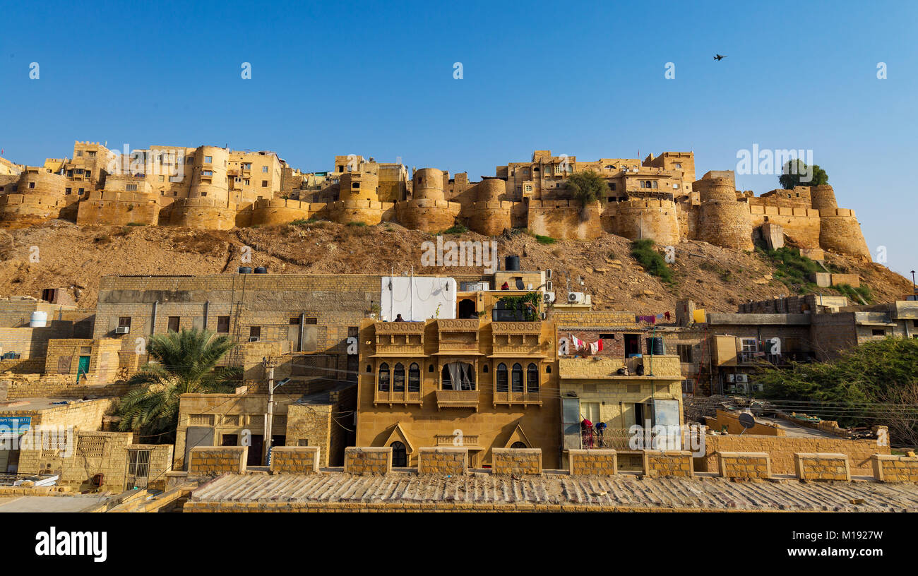 Vista di Jaisalmer Fort Rajasthan conosciuta come la Golden Fort fatta di pietra calcarea gialla con city scape Foto Stock