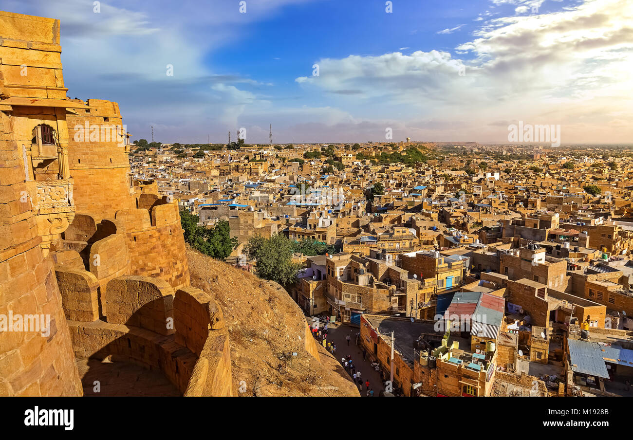 Jaisalmer Fort noto anche come il Golden Fort fatta di pietra calcarea gialla con vista della città scape. Jaisalmer Fort è un sito Patrimonio Mondiale dell'UNESCO. Foto Stock