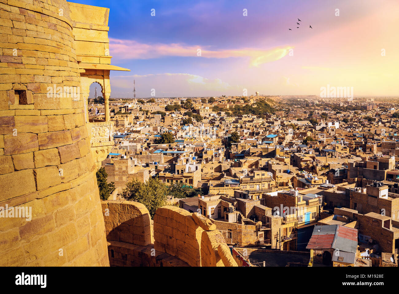 Jaisalmer Fort noto anche come il Golden Fort fatta di pietra calcarea gialla al tramonto con vista del paesaggio urbano di Jaisalmer. Un sito Patrimonio Mondiale dell'UNESCO. Foto Stock