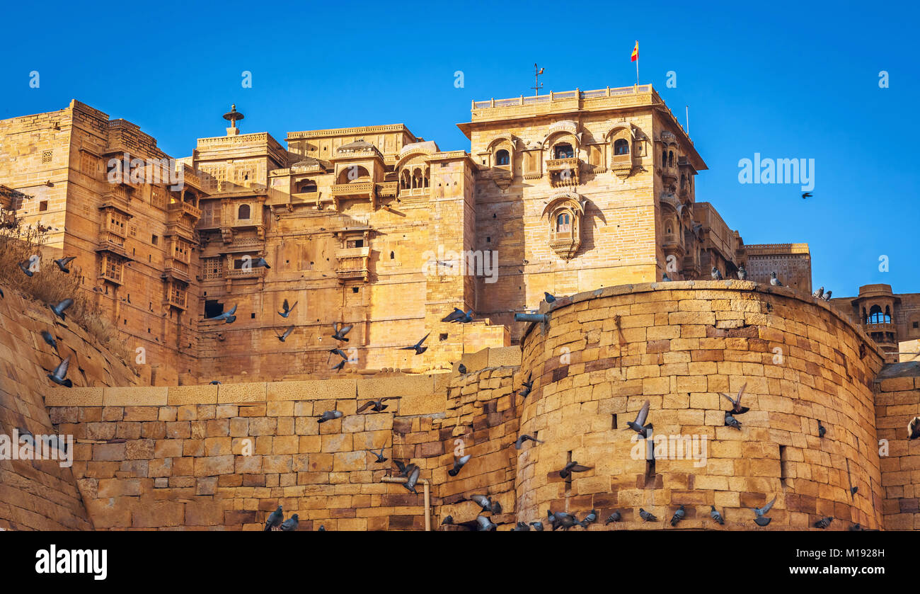 Jaisalmer Fort è anche noto come il Golden Fort fatta di pietra calcarea gialla. Un sito Patrimonio Mondiale dell'UNESCO in Rajasthan. Foto Stock