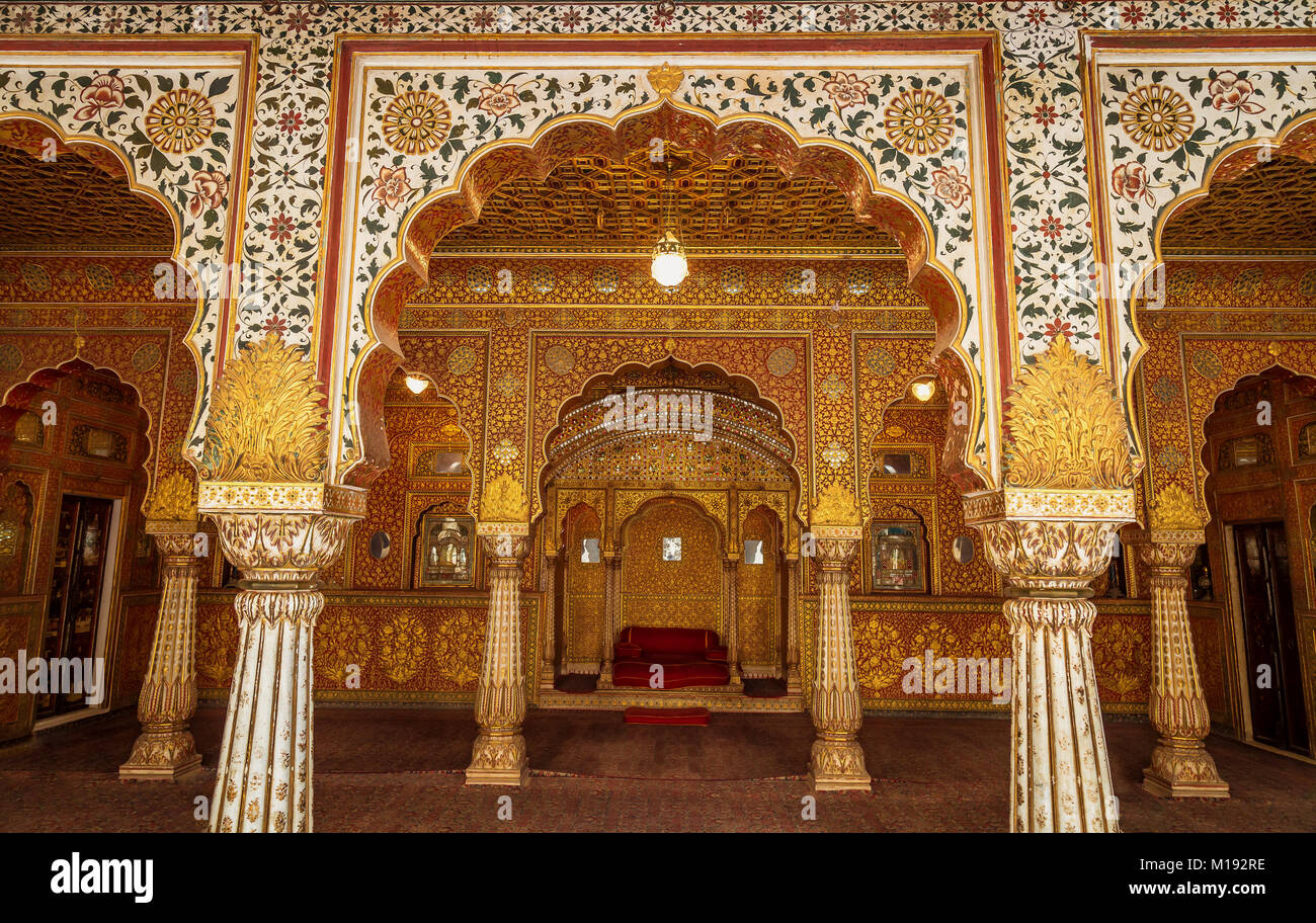 Junagarh Fort Bikaner Rajasthan palazzo reale architettura interni dettagli con l'imperatore trono di vetro e oro decorazioni illustrazioni. Foto Stock