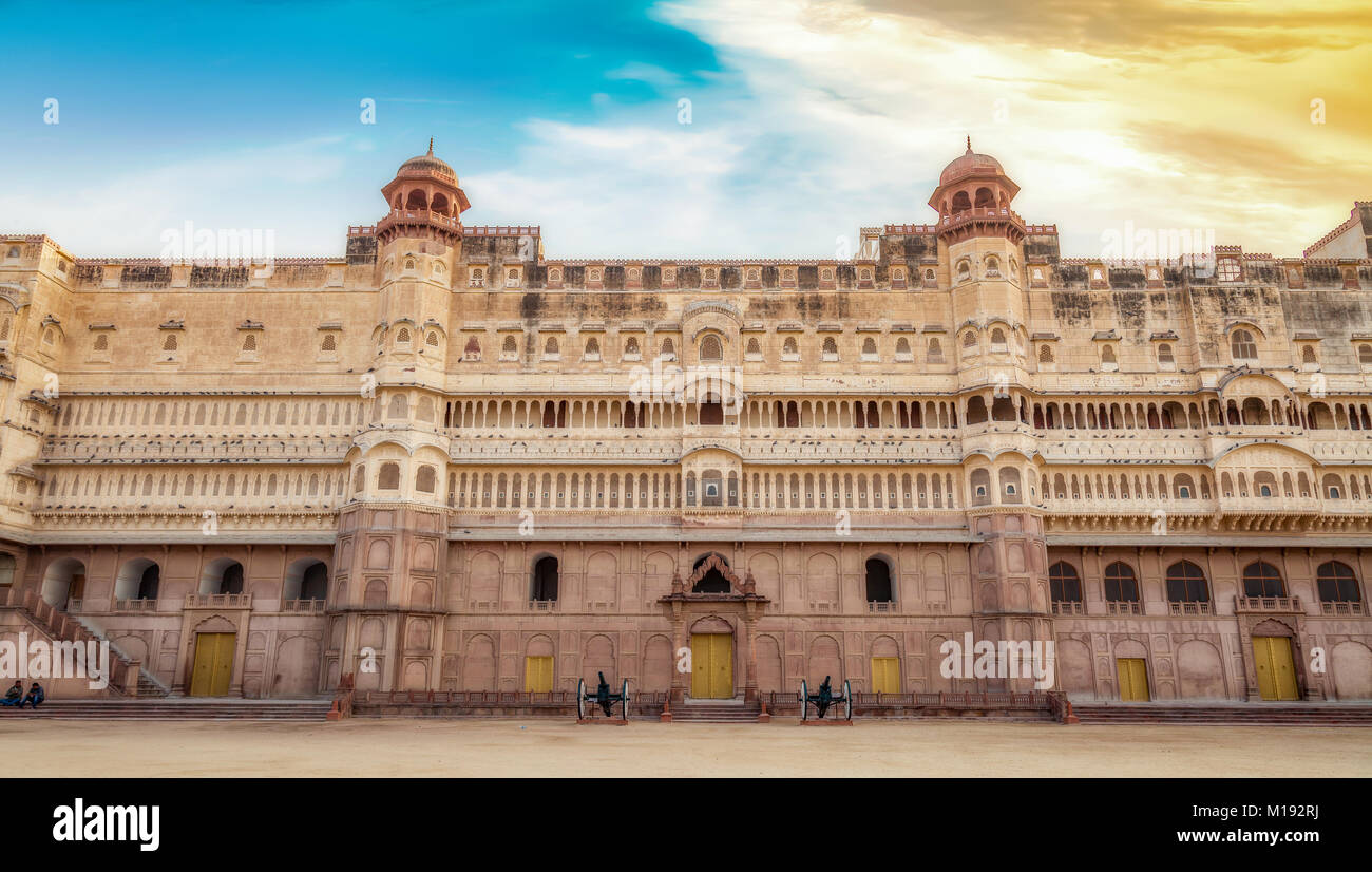 Junagarh Fort a Bikaner Rajasthan con architettura di marmo bianco. Uno storico Fort indiano con il suo palazzo reale costruito nell'anno 1478 Foto Stock
